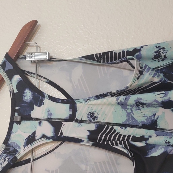 PRE OWNED FILA WORK OUT SHIRT FLOWER PRINT SIZE SMALL 92 % POLYESTER 8% SPANDEX - Picture 5 of 6